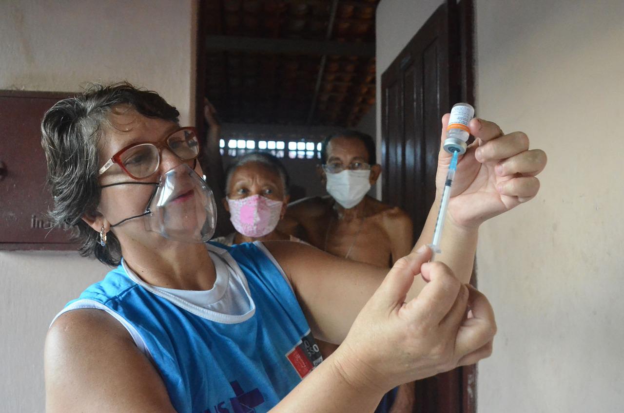 EM DOMICÍLIO: Prefeitura de João Pessoa imuniza, em casa, pessoas que não conseguiram tomar segunda dose no Centro Cultural em Mangabeira nesta terça