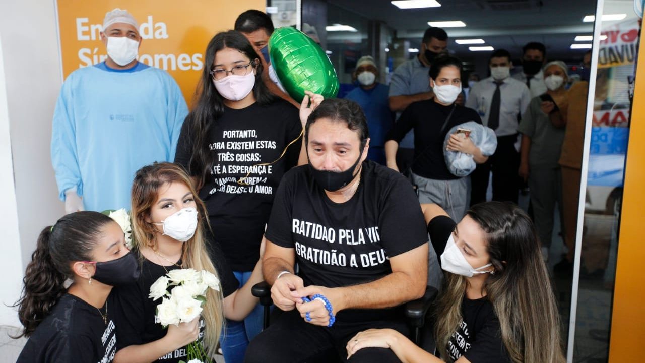 Forrozeiro Vicente Nery recebe alta hospitalar após ter sido infectado pela Covid-19