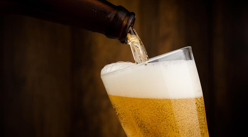 Em plena pandemia, consumo de cerveja 'migra' para dentro de casa e volume de vendas no Brasil é o maior desde 2014