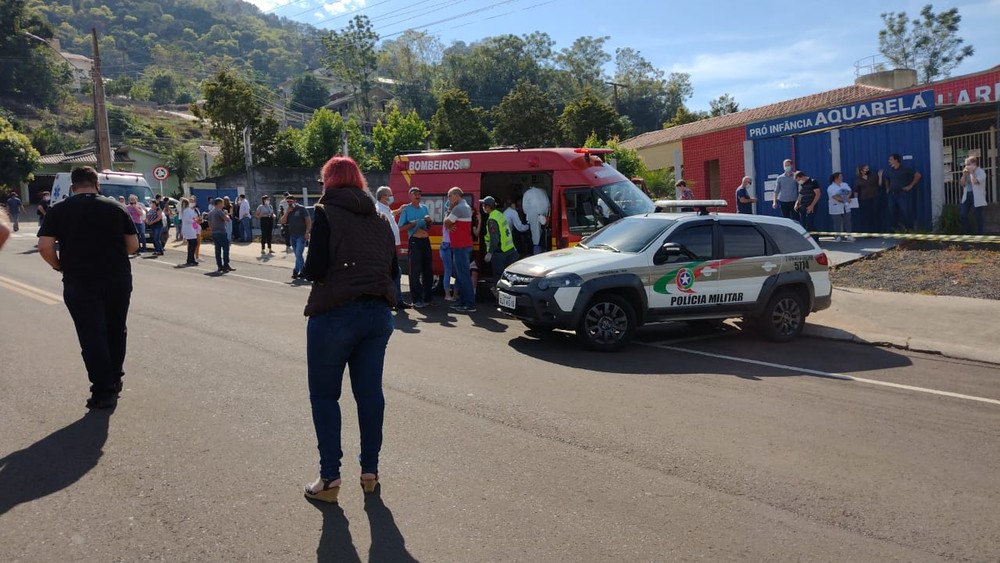 TRAGÉDIA: Jovem de 18 anos invade creche e a mata com facão, professora, uma funcionária e três crianças em cidade de Santa Catarina