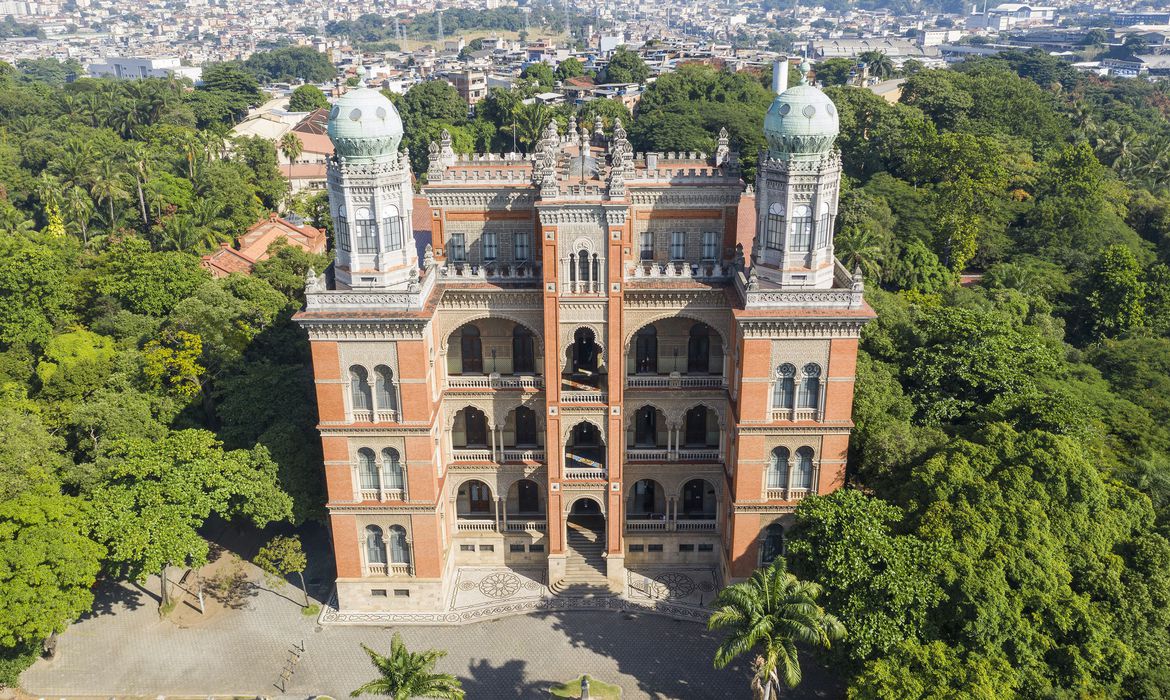 Tomana aérea da fachada e terraço do Castelo.