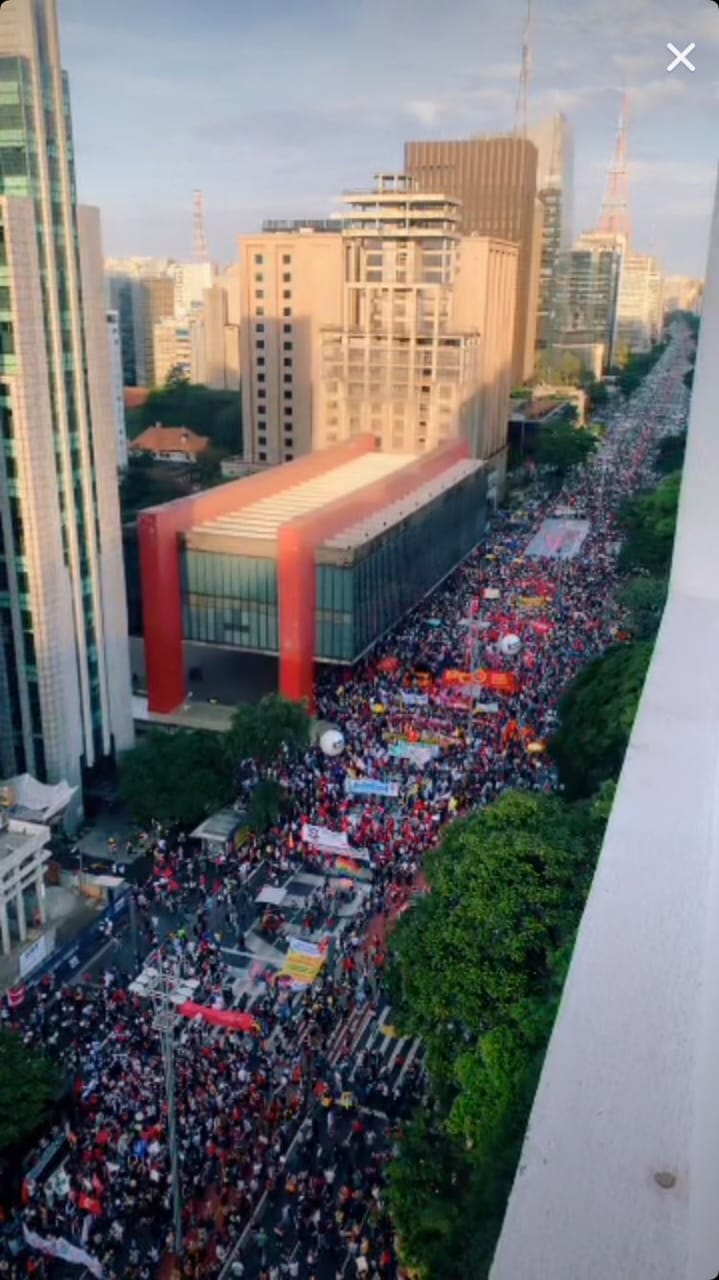 Avenida Paulista é tomada pela população