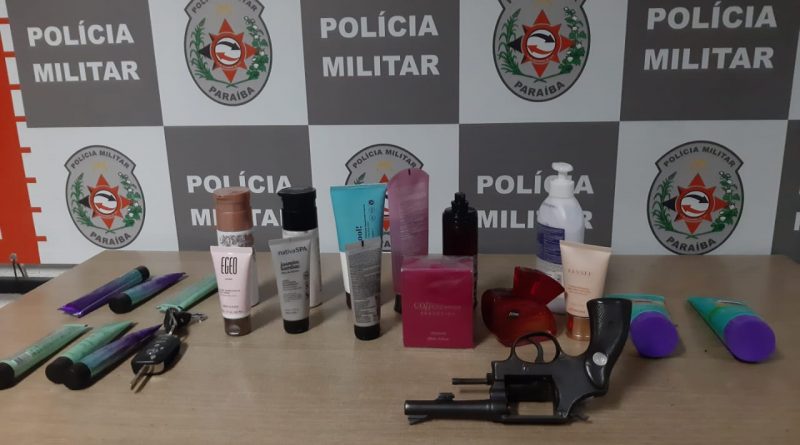 Polícia Militar prende no Valentina casal suspeito de assaltar perfumaria em Jacumã e apreende uma arma de fogo