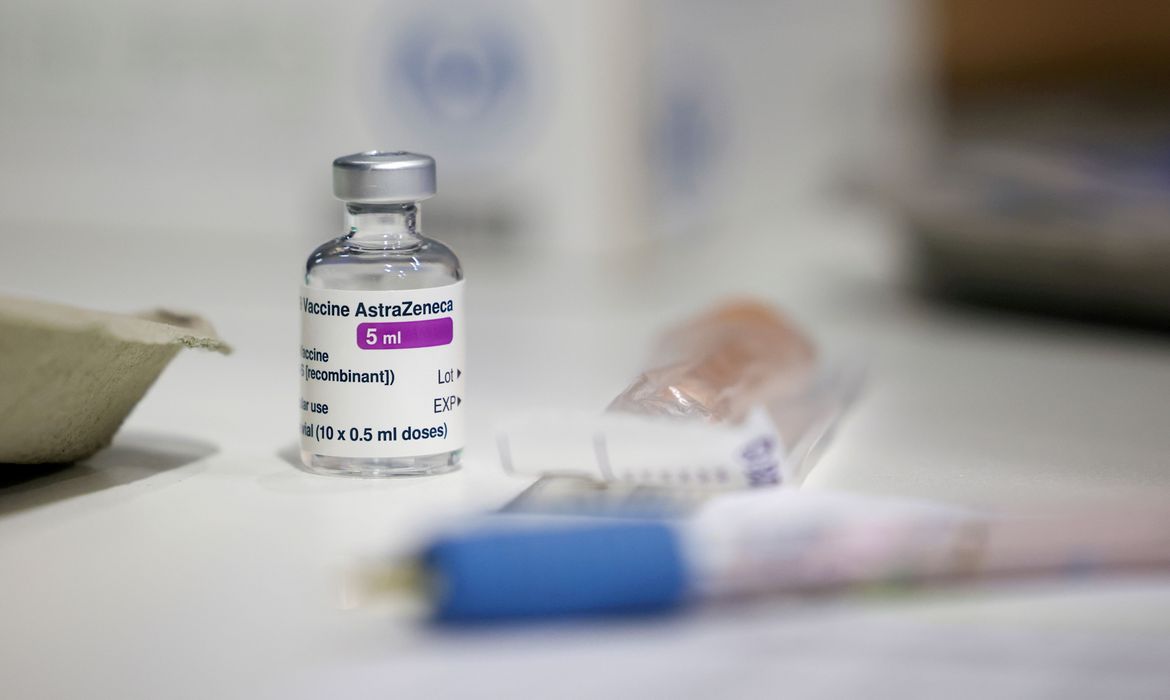 FILE PHOTO: A vial of AstraZeneca coronavirus vaccine is seen at a vaccination centre in Westfield Stratford City shopping centre, amid the outbreak of coronavirus disease (COVID-19), in London, Britain, February 18, 2021. REUTERS/Henry Nicholls//File Photo