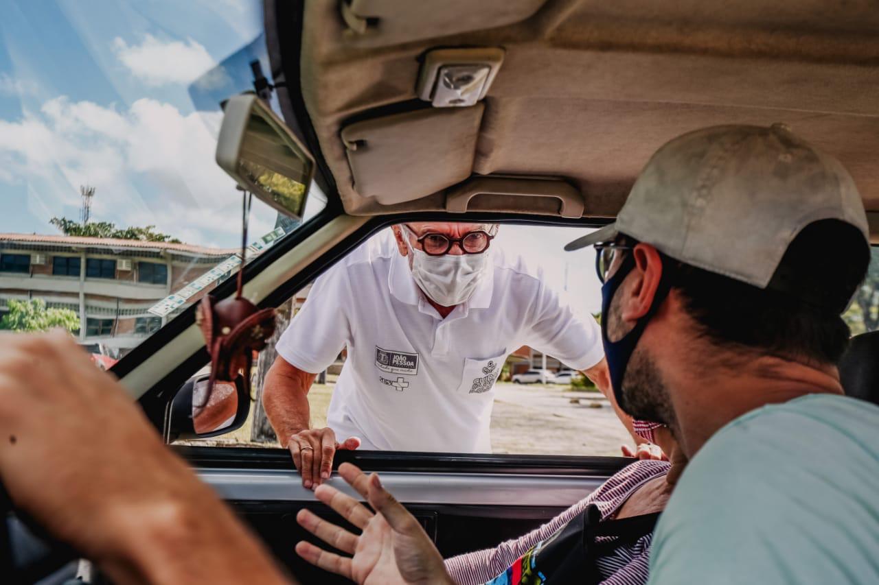 Prefeito Cícero acompanha no início da vacinação de pessoas acima de 55 anos, operadores do transporte de passageiros e agentes de limpeza em postos itinerantes