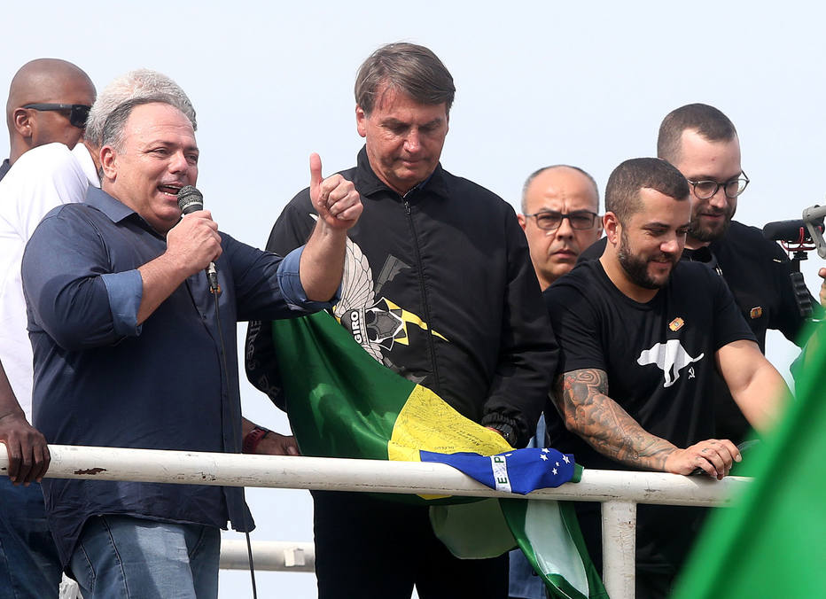 WJBOLSO35 - RJ - 23/05/2021 - BOLSONARO / MOTO / RIO - POLITICA OE - O presidente Jair Bolsonaro (sem partido) ao lado do ex-ministro da Saude, Eduardo Pazuello, em carro de som no aterro do Flamengo, na zona sul do Rio, na manha deste domingo, 23. O presidente Jair Bolsonaro (sem partido) usou as redes sociais para convocar apoiadores para um passeio de moto pelas ruas do Rio de Janeiro neste domingo, 23. A concentração do ato aconteceu no Parque Olímpico, na Barra da Tijuca, zona oeste do Rio, e seguiu até o monumento dos Pracinhas, no aterro do Flamengo, zona sul do Rio. Foto: WILTON JUNIOR / ESTADAO