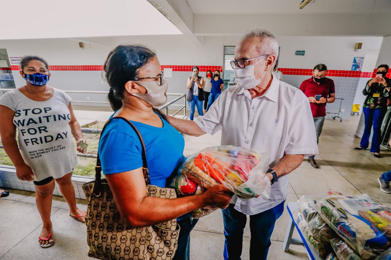 Prefeito Cícero inicia distribuição de 75 mil cestas alimentares com alunos da rede municipal de ensino