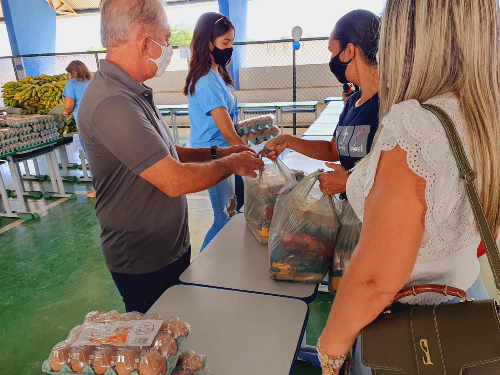 Prefeitura de Patos inicia entrega de kits de alimentação escolar com alunos da rede municipal de ensino