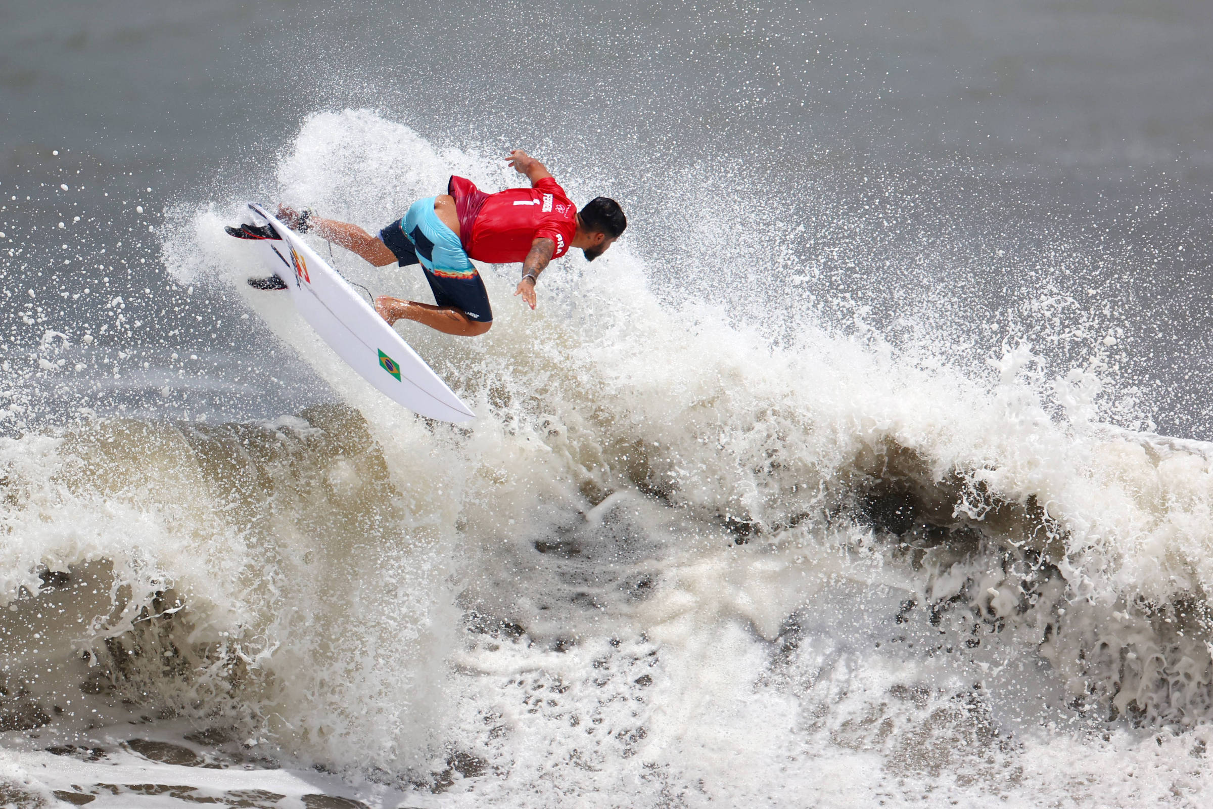 Nordestino Italo Ferreira faz história e é o primeiro medalhista de ouro do surfe para o Brasil