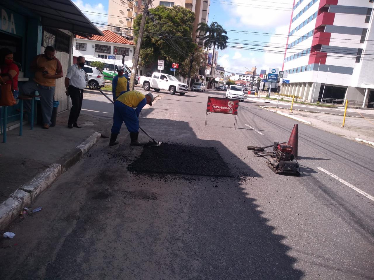 Seinfra atende pedidos da população e realiza recuperação na malha viária em ruas de 22 bairros de João Pessoa