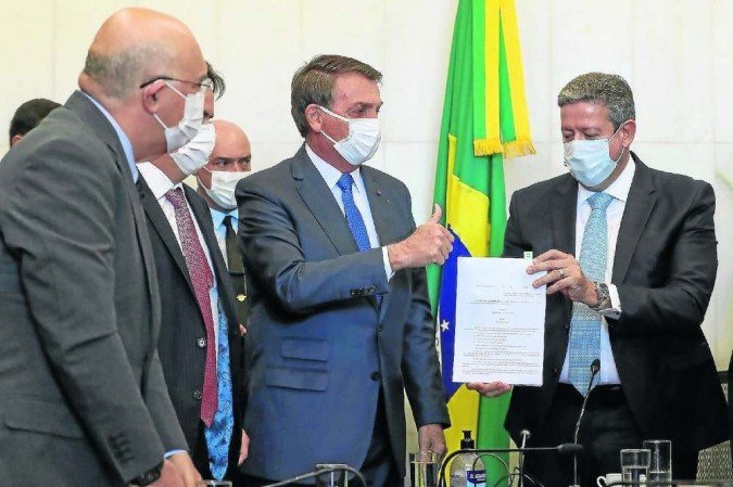 Bolsonaro promete turbinar o Auxílio Brasil com aumento do valor e de beneficiários