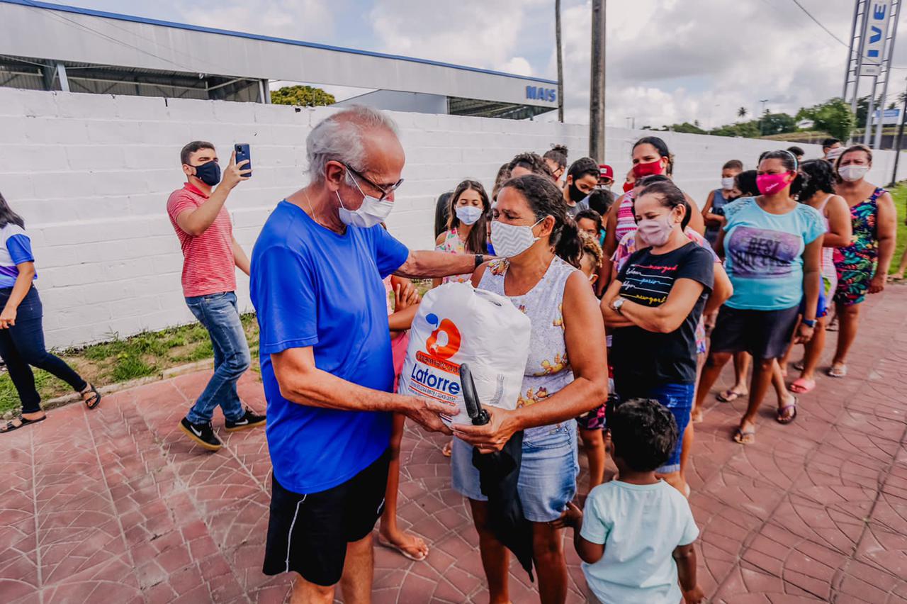 Cícero entrega kits alimentares a alunos de canoagem do projeto Campeões do Amanhã