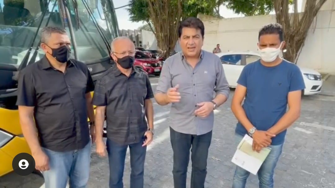 Deputado Branco Mendes consegue ônibus escolar para atender estudantes de Pedras de Fogo