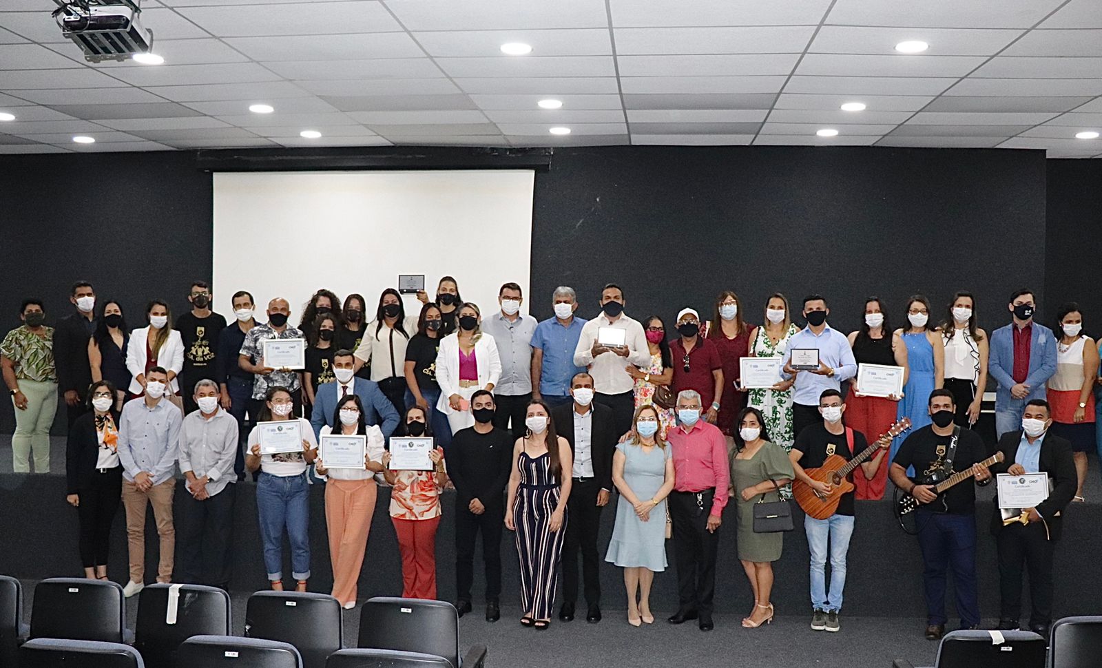 Sessão da ALPB homenageia professores e escolas commelhores práticas de inovação