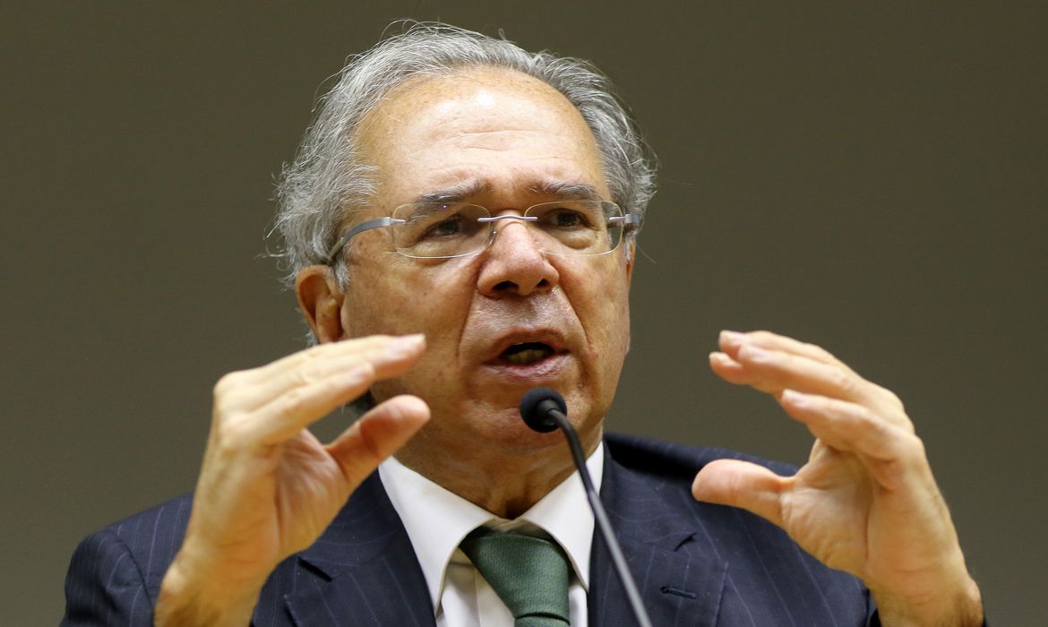 O ministro da economia, Paulo Guedes,fala à imprensa no auditório do ministério da economia em Brasília