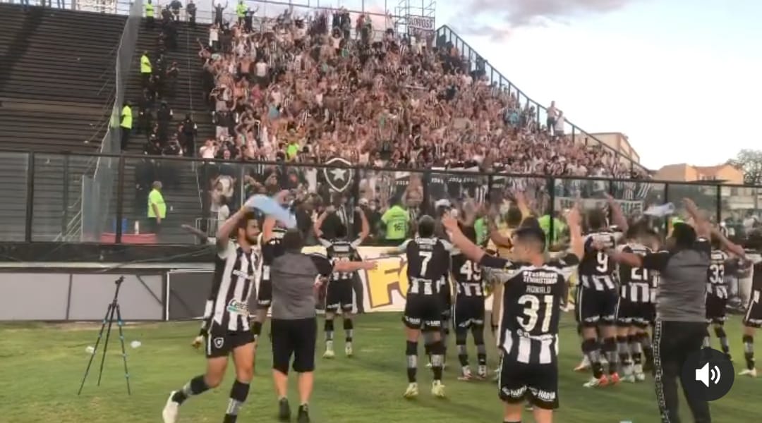 Botafogo goleia o Vasco em São Januário e vira líder da série B