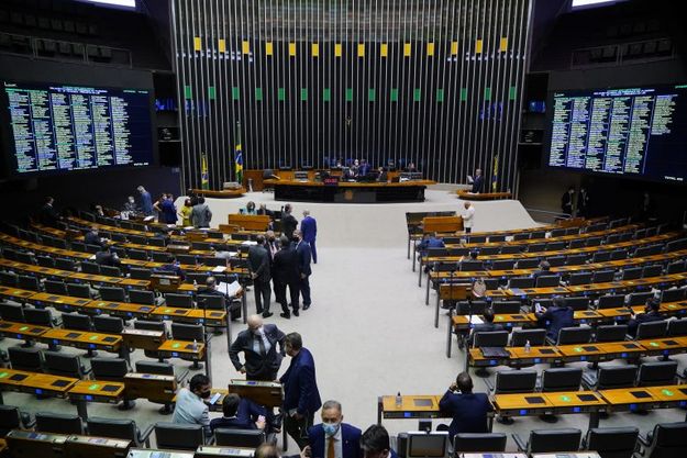 Câmara Federal aprova texto-base da PEC dos Precatórios para viabilizar Auxílio Brasil