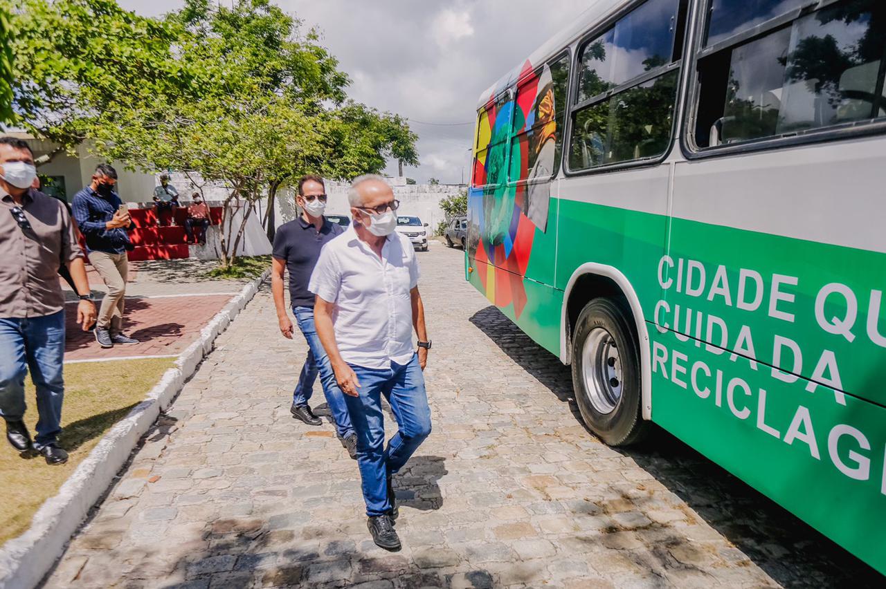 Prefeito Cícero entrega de ônibus para agentes de coleta seletiva da Emlur