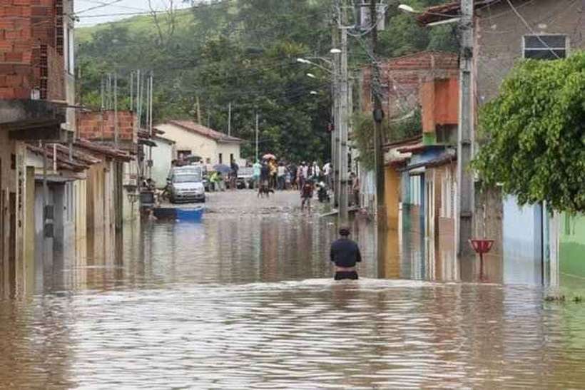 Tromba d'água, chuva coloca 50 cidades mineiras e baianas em estado de emergência