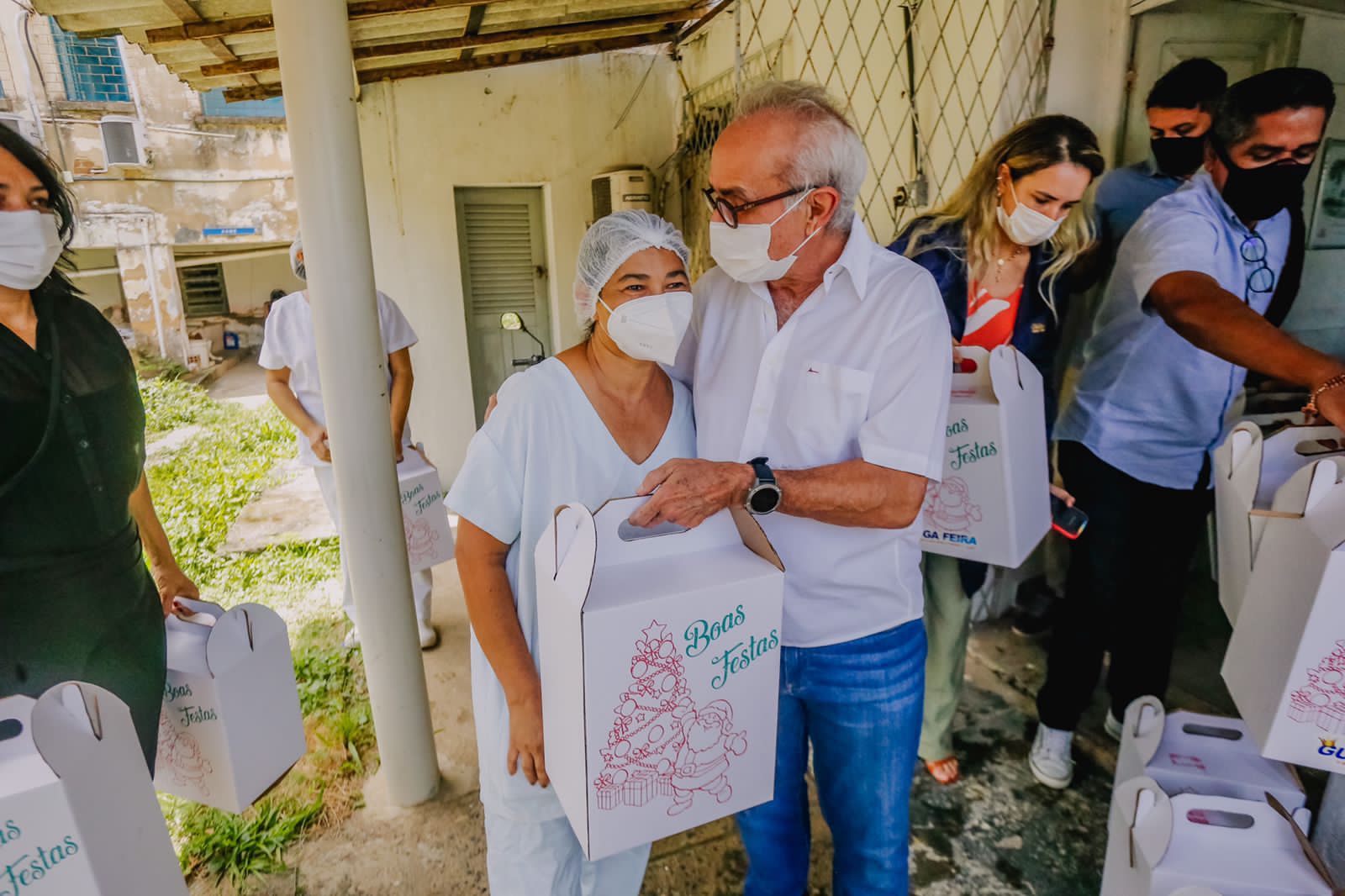 Em ação solidária, prefeito Cícero participa da entrega de cestas natalinas para servidores do Hospital Santa Isabel em João Pessoa