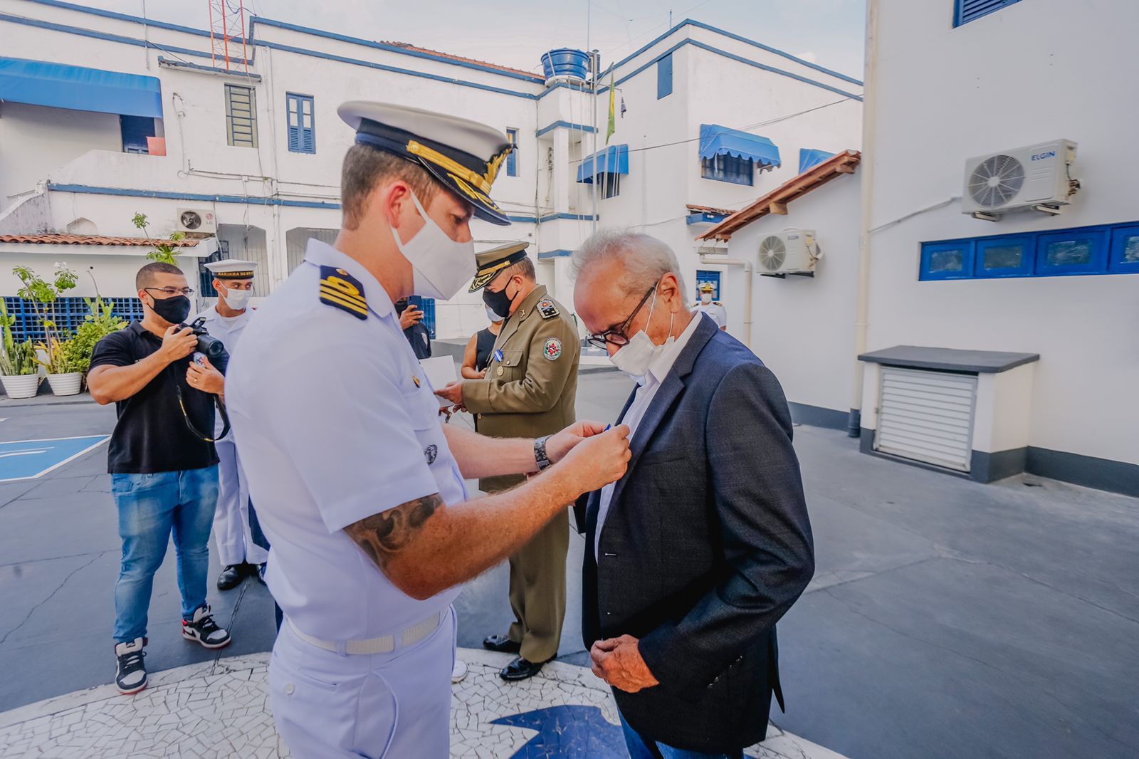 Serviços prestados, prefeito Cícero Lucena recebe título de Amigo da Marinha