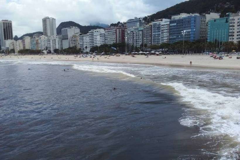 Estranho e assustador, mar com água escura assusta banhistas no Rio de Janeiro