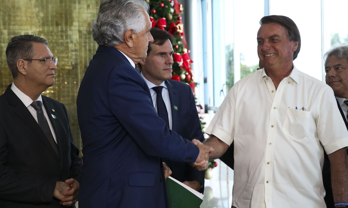 O governador de Goiás, Ronaldo Caiado e o presidente da República, Jair Bolsonaro falam à imprensa no Palácio da Alvorada