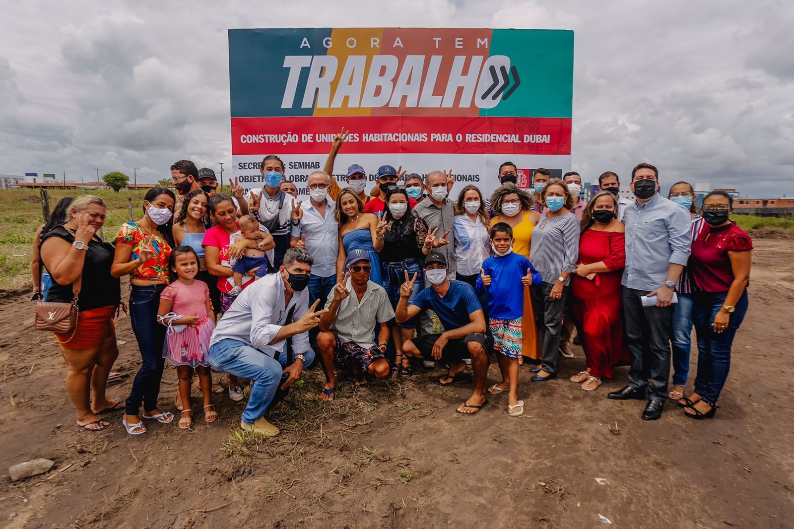 Prefeito Cícero e moradores da antiga comunidade Dubai visitam terreno onde será construído residencial no bairro de Gramame