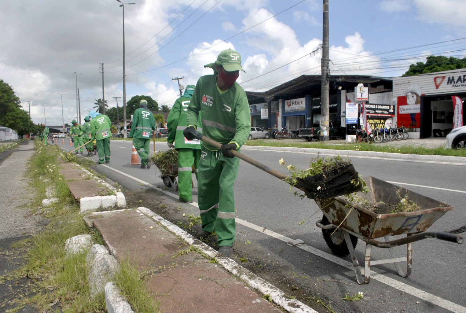 Emlur inicia serviços de zeladoria em quatro corredores viários de João Pessoa com capinação, roçagem e pintura de meio fio