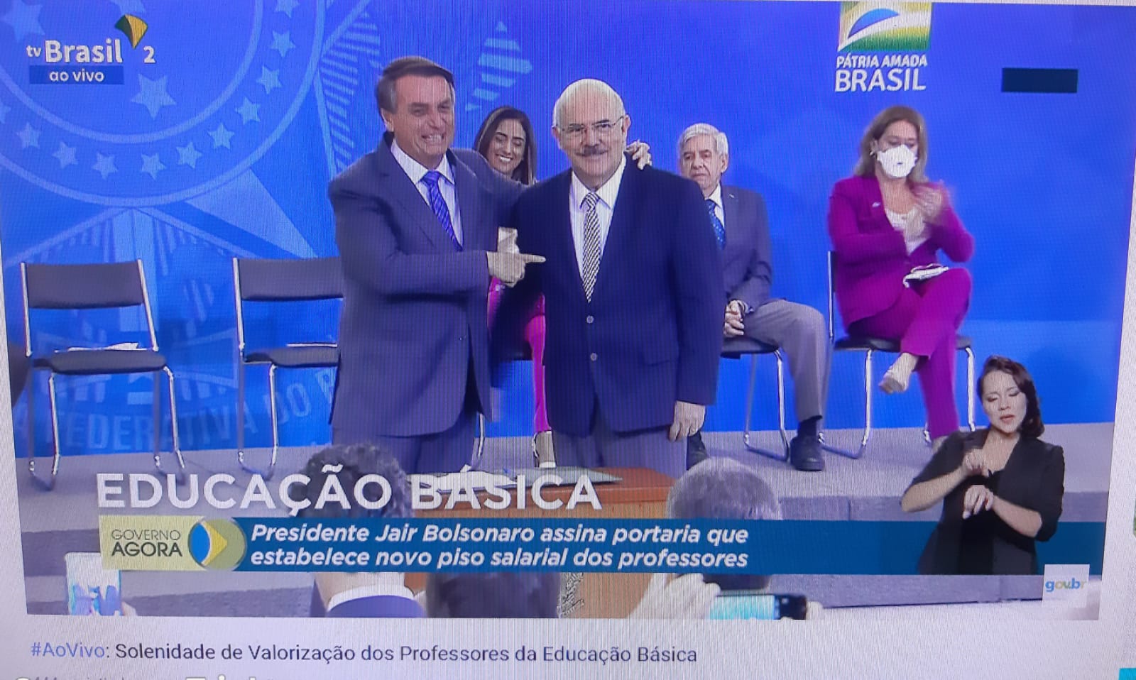 Presidente Bolsonaro e ministro assinam portaria que oficializa reajuste de 33,24% de professores; piso passa de R$ 2.886 para R$ 3.845,63