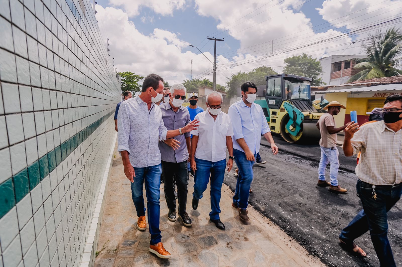 Cícero vistoria obras de pavimentação em asfalto no bairro Jardim Planalto, ligação entre a Feira de Oitizeiro e a BR-230