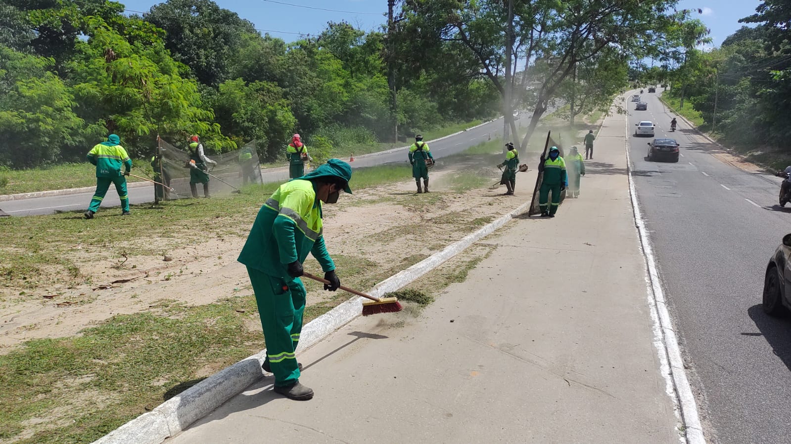 Emlur  executa serviços de  capinação, roçagem e pintura de meio fio em 10 corredores  de João Pessoa nesta segunda-feira