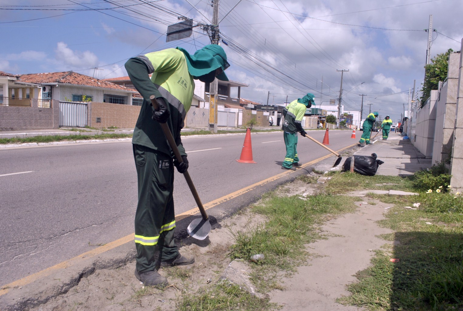 Capinação, roçagem e pintura, Emlur executa serviços de zeladoria em sete bairros de João Pessoa nesta quinta-feira