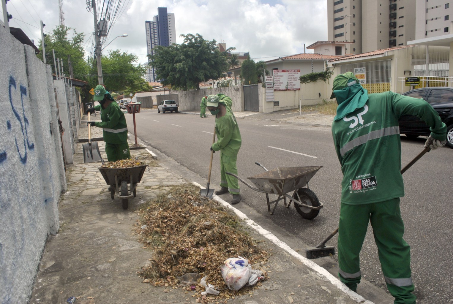 Emlur realiza serviços de capinação, roçagem e pintura de meio fio em nove bairros de João Pessoa nesta segunda-feira