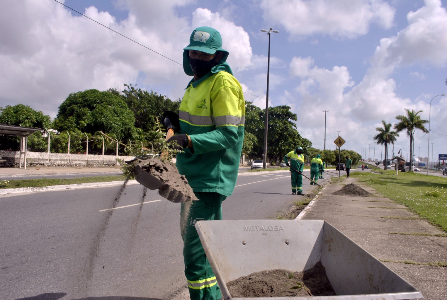 Emlur realiza serviços capinação e roçagem em 17 avenidas de João Pessoa nesta quarta-feira