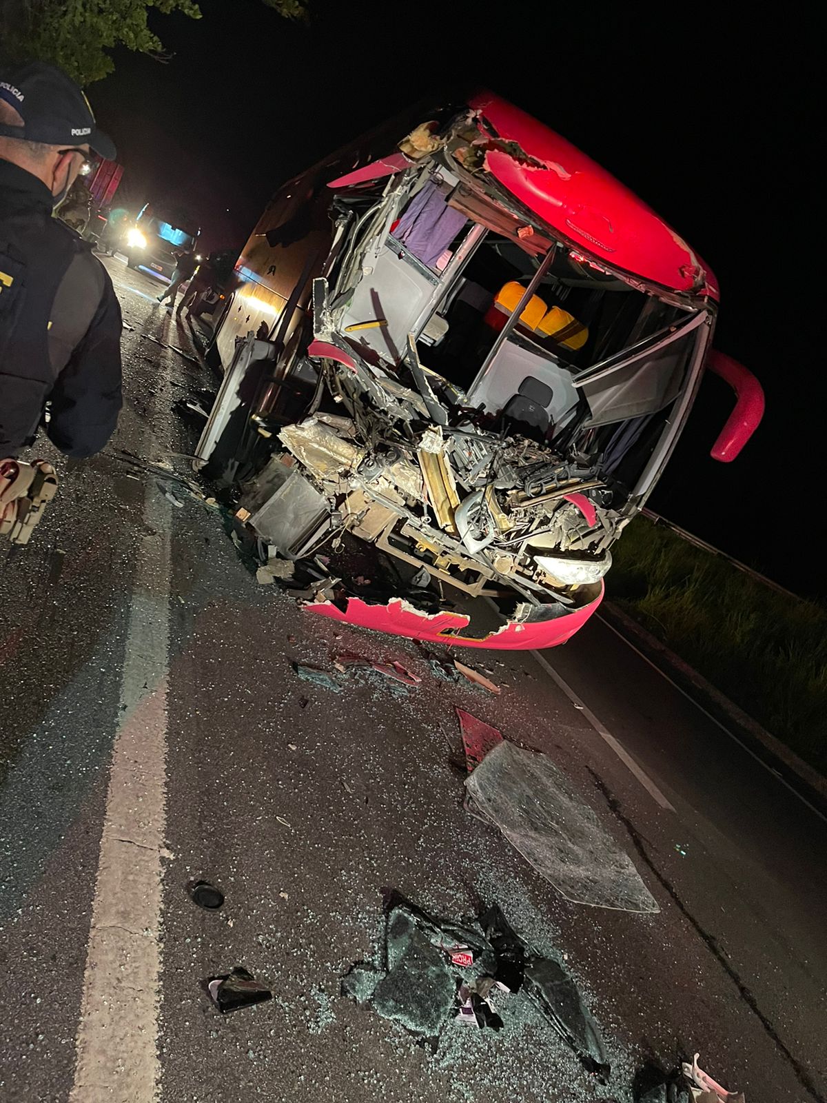 Acidente entre ônibus e caminhão na BR 101, em Alhandra, provoca a morte de 2 motoristas e deixa várias pessoas feridas