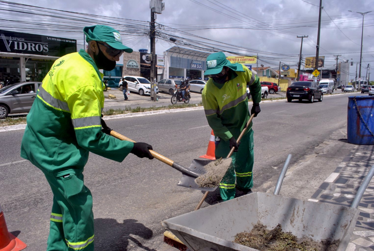 Agentes de limpeza da Emlur executam serviços de capinação, roçagem e pintura de meio fio em cinco bairros de João Pessoa nesta quarta-feira