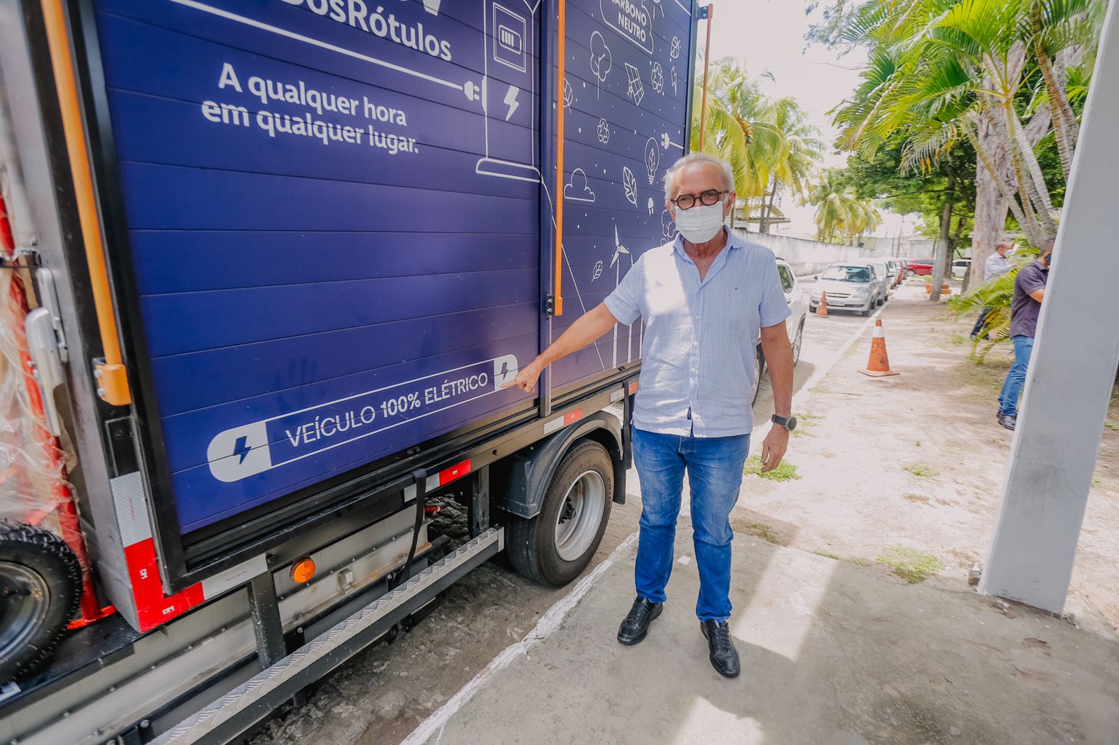 Prefeito Cícero Lucena conhece projeto de sustentabilidade ambiental da Ambev com o uso de caminhões elétricos