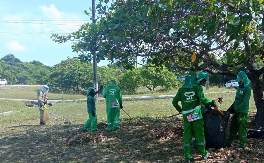 Agentes da Emlur recolhem entulhos em dez bairros de João Pessoa nesta sexta-feira