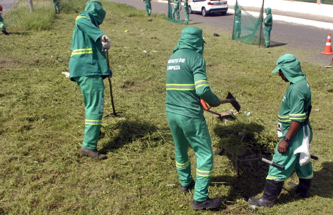 Emlur executa serviço de zeladoria com capinação e coleta de resíduos poda de árvores e  em cinco bairros nesta quinta-feira