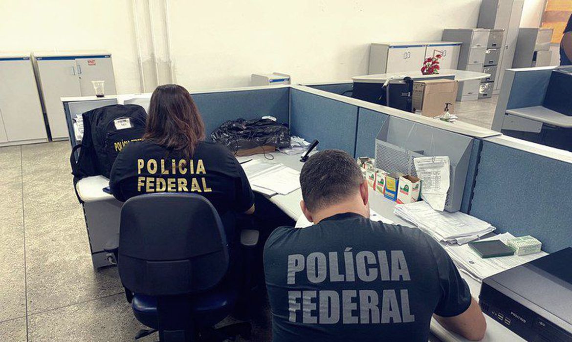 Belém/PA - A Polícia Federal deflagrou nesta quinta-feira (17/3) a Operação Tarrafa, com o objetivo de desarticular organização criminosa que perpetrava fraudes milionárias no Seguro Desemprego do Pescador Artesanal – SDPA (também conhecido como Seguro Defeso).