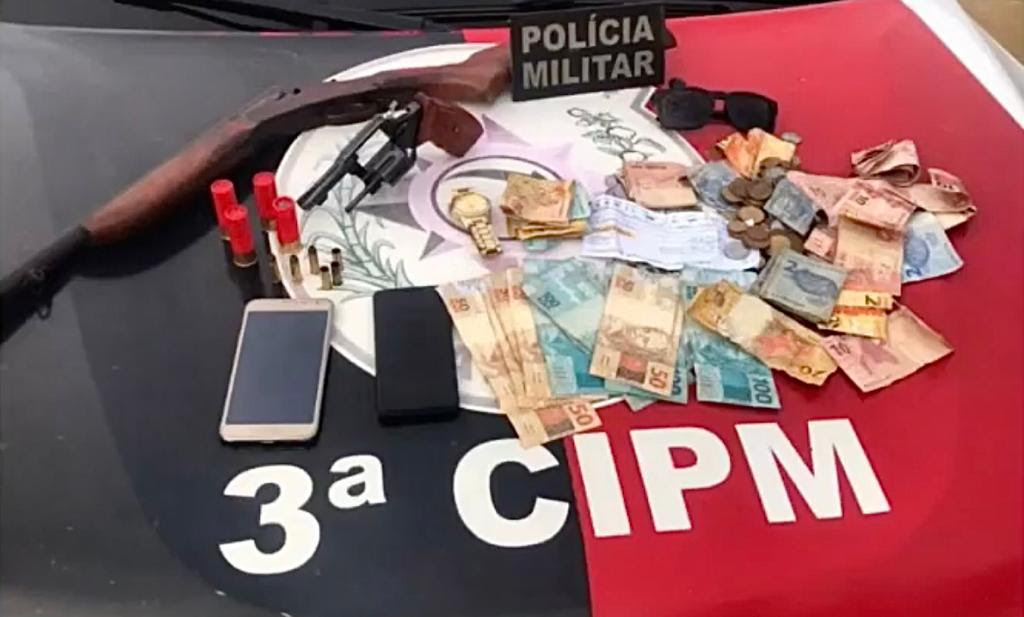 PM apreende jovem e recupera dinheiro, cheques e celular em poder de acusado de assalto a posto de gasolina no município de Natuba