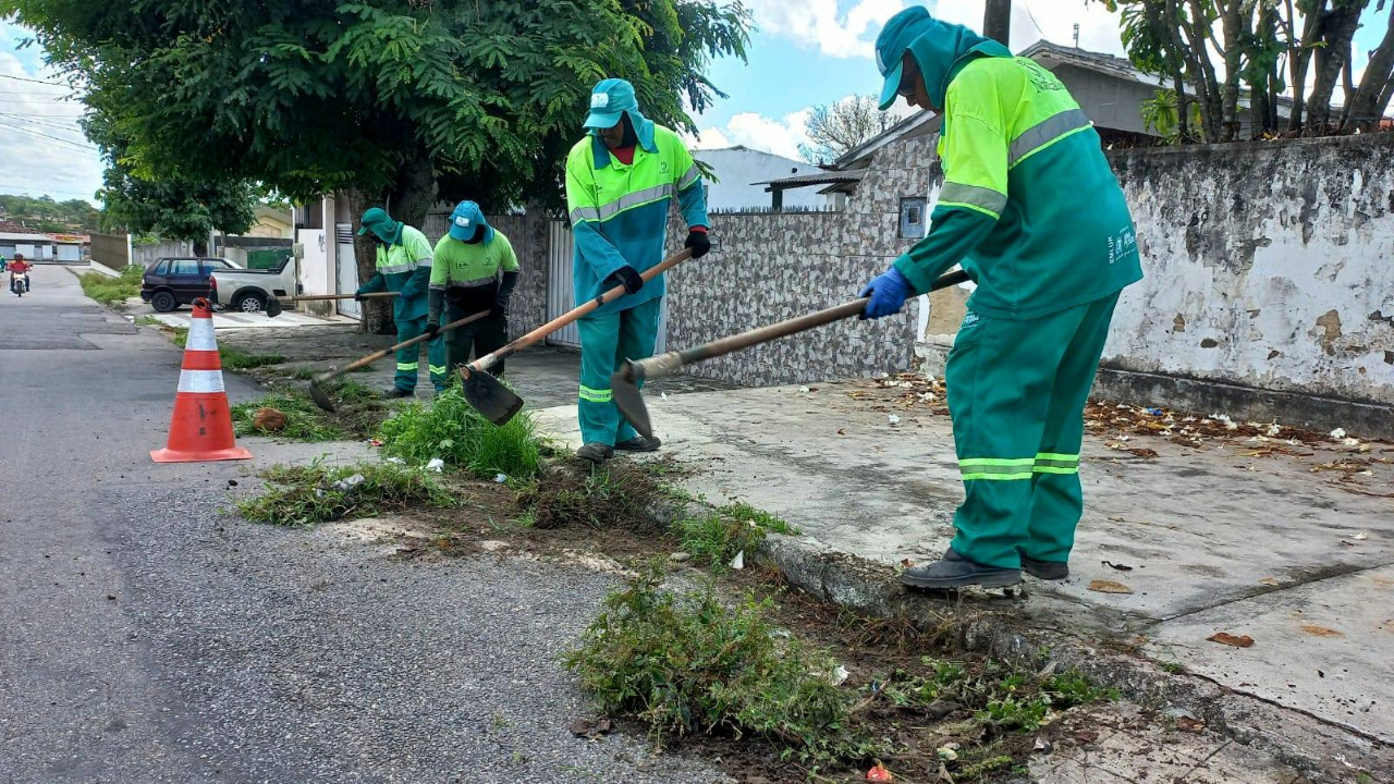 Emlur realiza coleta de poda, entulho e ações de limpeza de ruas em 15 bairros de João Pessoa nesta segunda