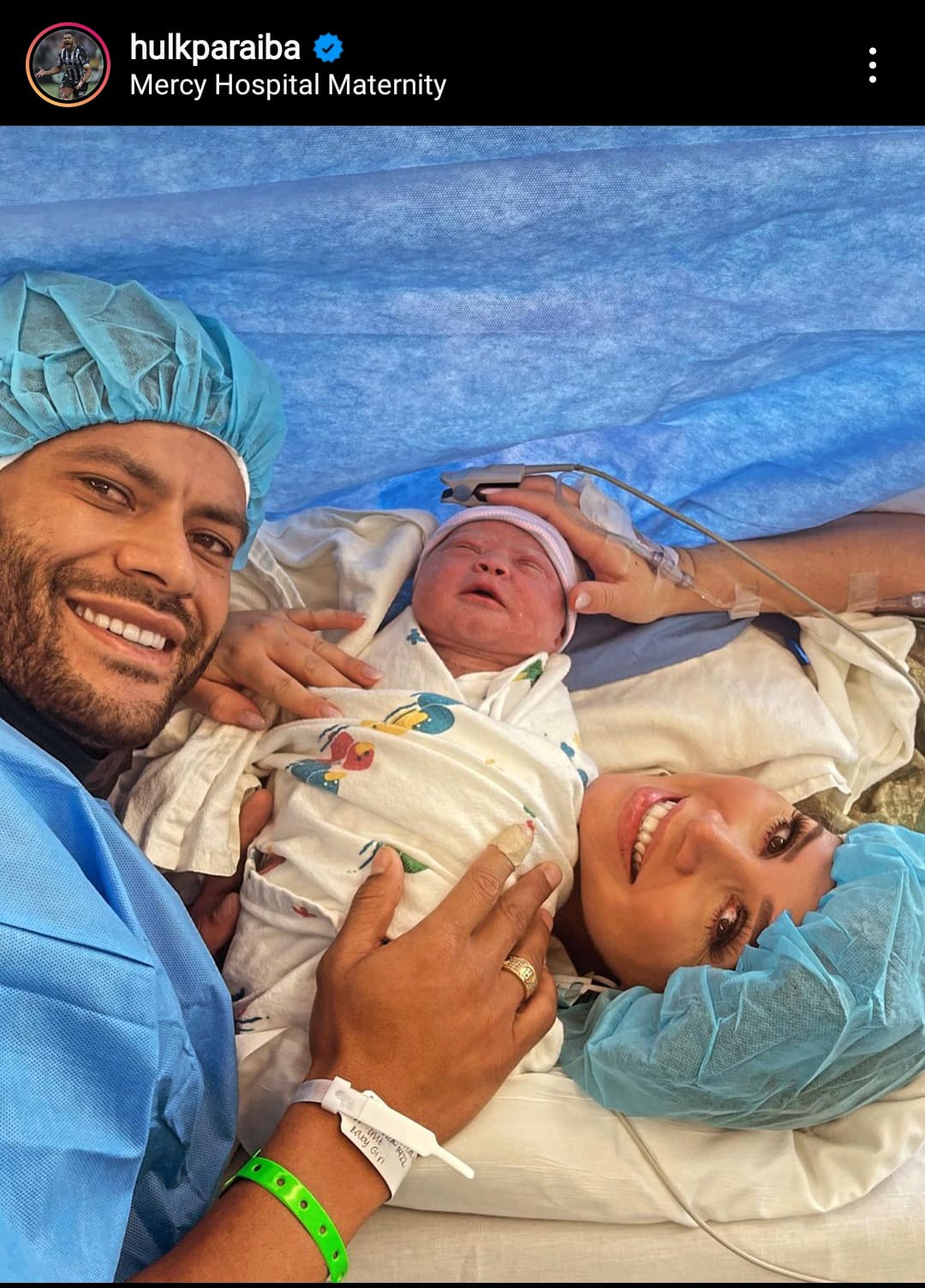 Em Miami, jogador Hulk comemora o nascimento  Zaya, primeira filha dele com a esposa Camila Ângelo