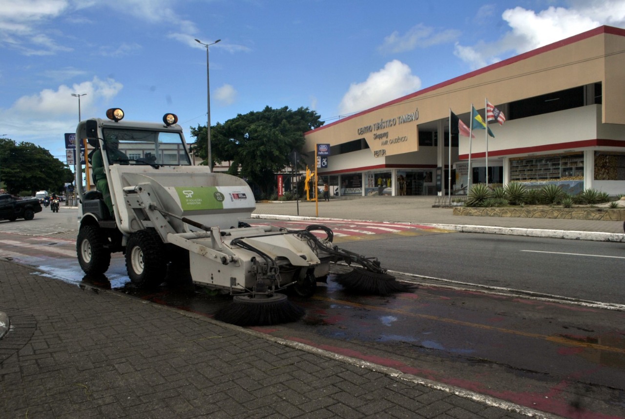 Emlur realiza coleta manual e mecanizada de poda, entulho, além de zeladoria em 27 bairros de João Pessoa neste final de semana