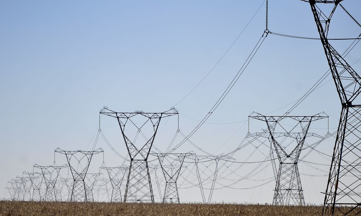 Sem aumento, Ministro Sachsida intermedia acordo para suspensão de reajuste da conta de luz