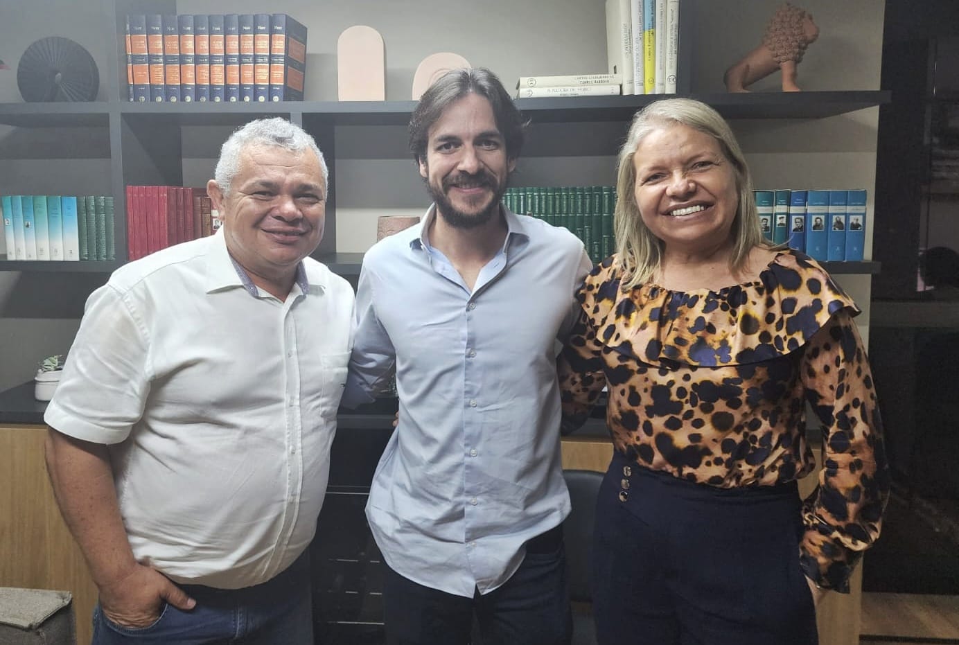 Prefeito Marcelo Rodrigues e a vice Zilda, de Alhandra, anunciam apoio à pré-candidatura de Pedro