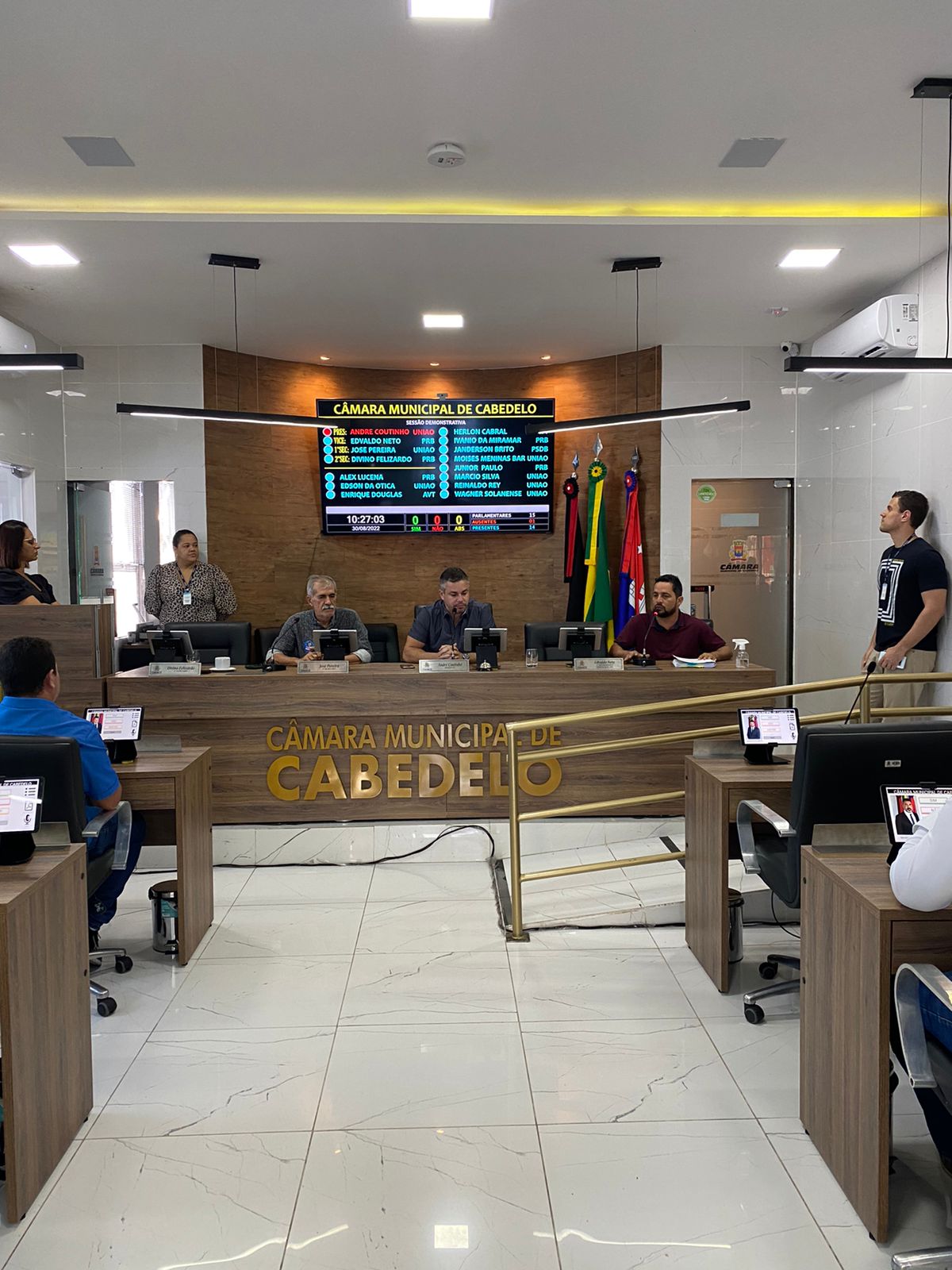 Mesa Diretora da Câmara de Vereadores de Cabedelo inicia instalação de novo painel de votação eletrônica