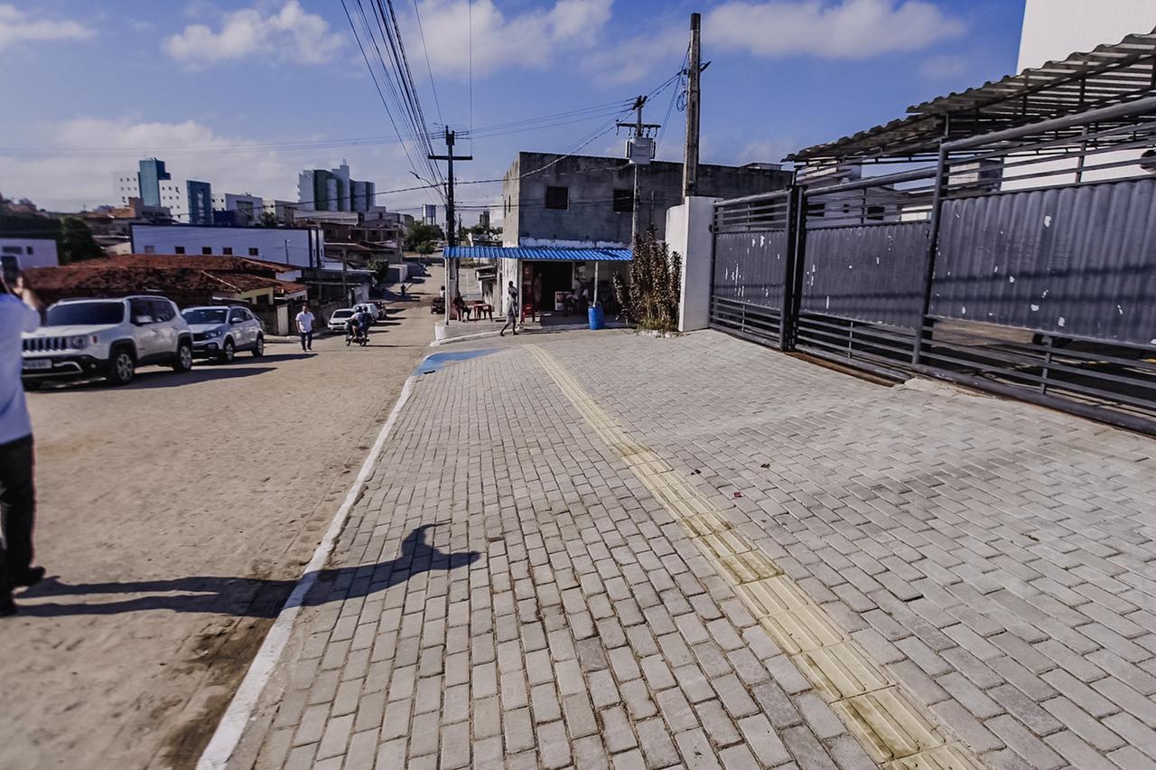 Prefeito Cícero entrega vias pavimentadas e com acessibilidade a moradores no Alto do Céu