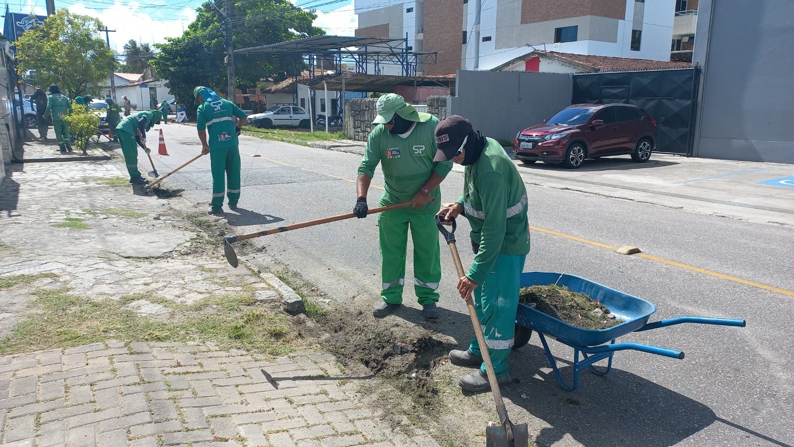 Em preparação às eleições 2022; agentes da Emlur realizam serviços de zeladoria em seis bairros nesta sexta-feira